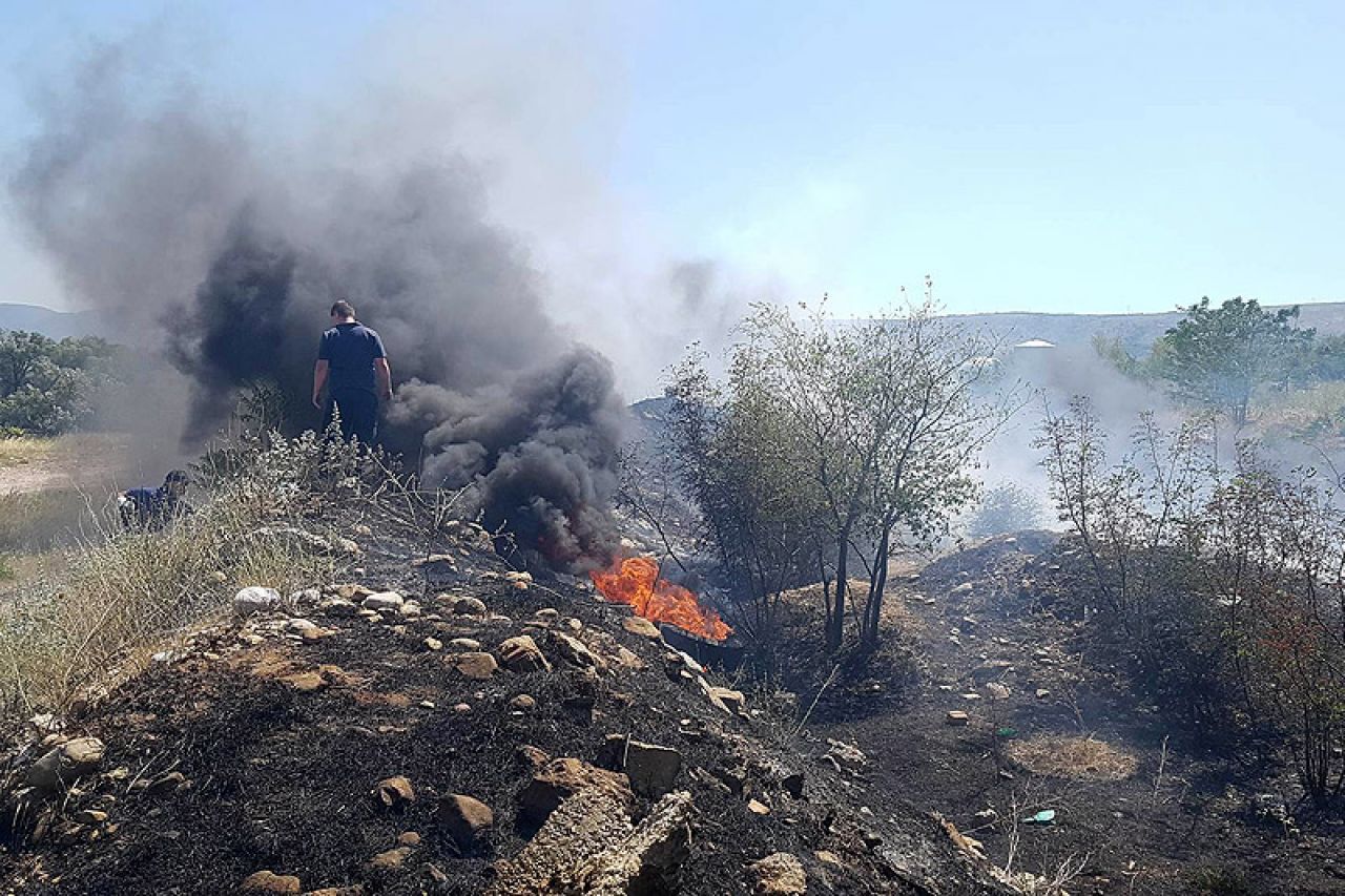 Mostar: Požar na ilegalnoj deponiji u blizini Avijatičarskog mosta
