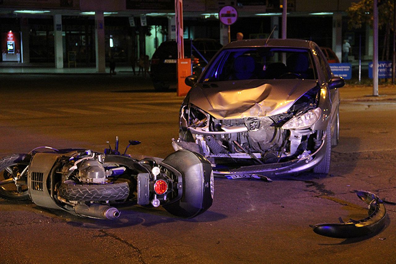 Mostar: Sudar motocikla i osobnog vozila, jedna osoba ozlijeđena
