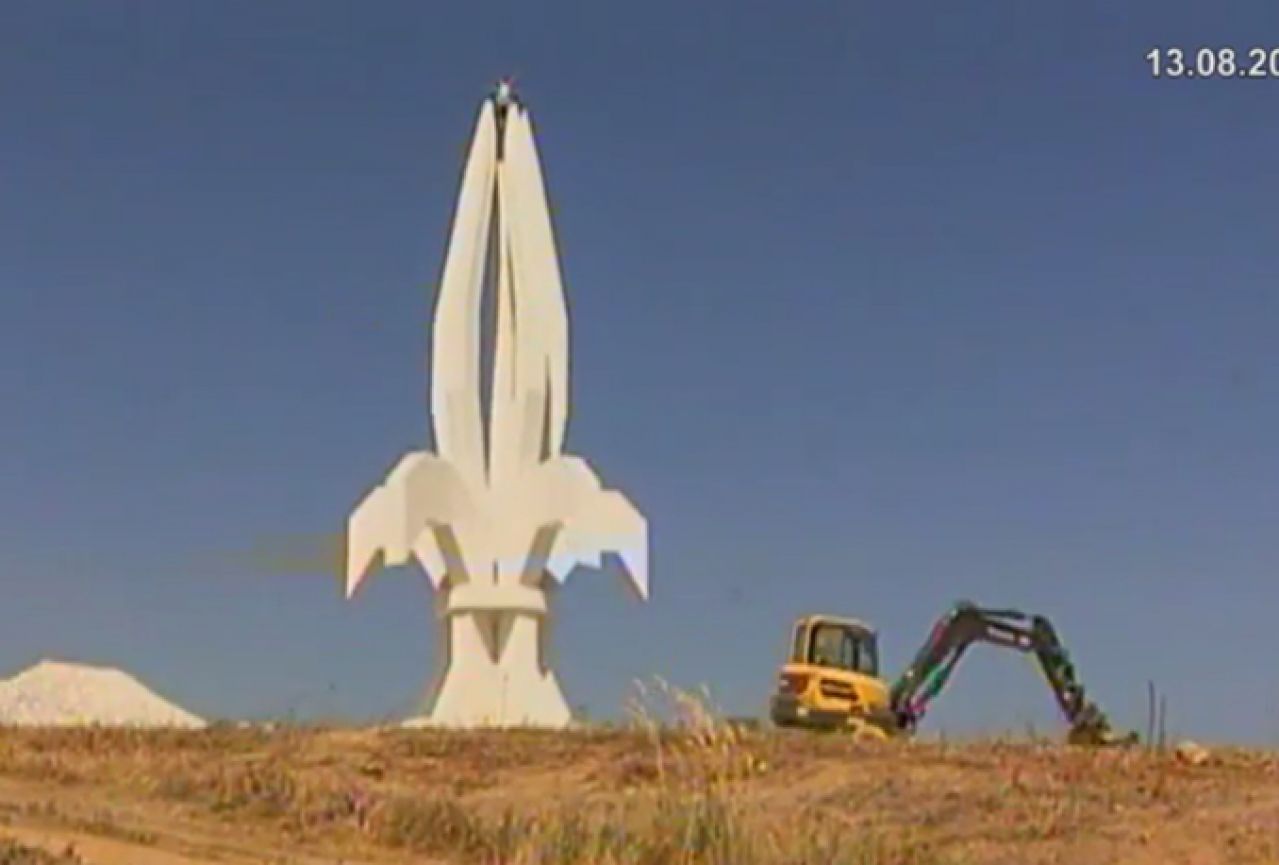VIDEO | Završetak spomenika: Ljiljan visine 16 metara s pet latica i suzom na vrhu