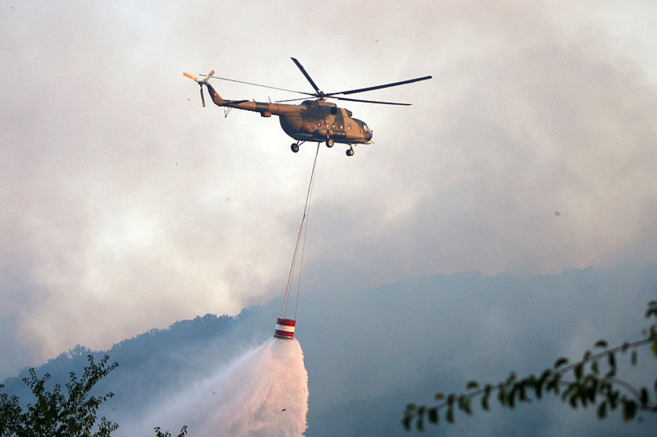 Helikopter Oružanih snaga BiH gasi požare kod Trebinja
