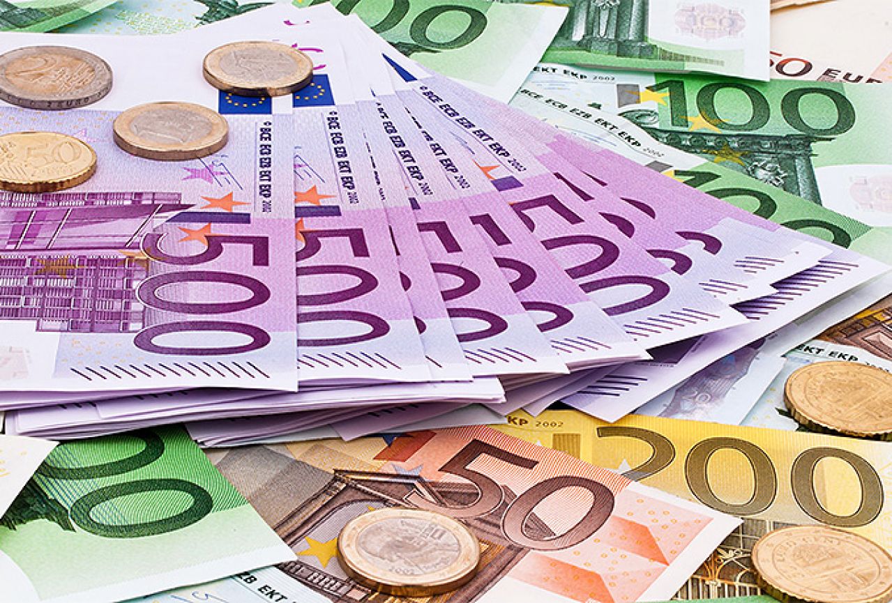 Policajac vratio 1.000 eura banci