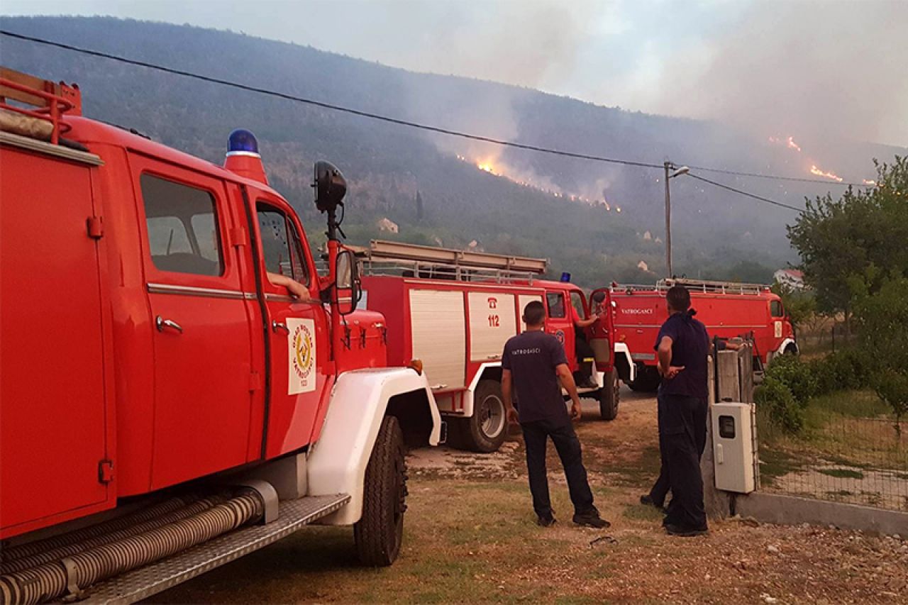 Izbili požari južno od Mostara: Vatra blizu kuća