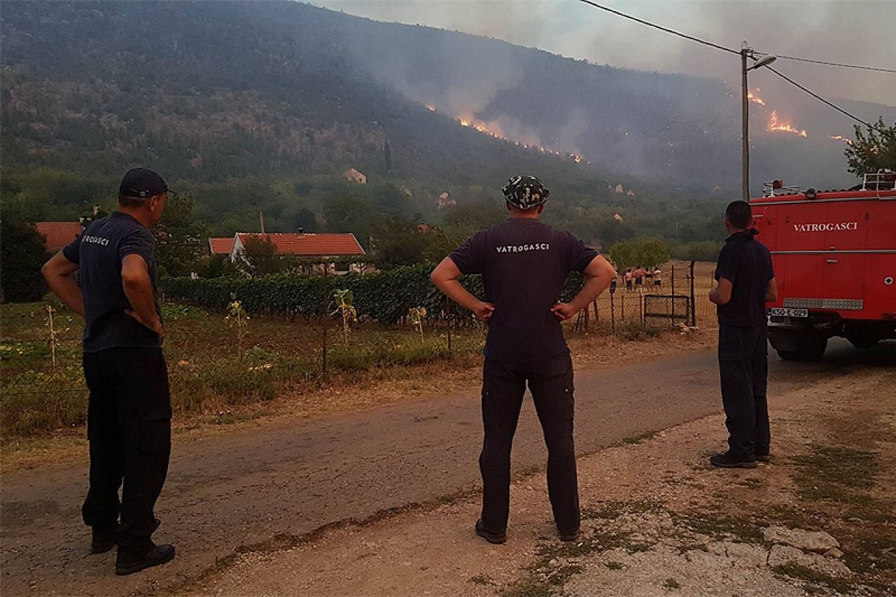 Iza mostarskih vatrogasaca besana noć: I dalje aktivan požar u Malom polju