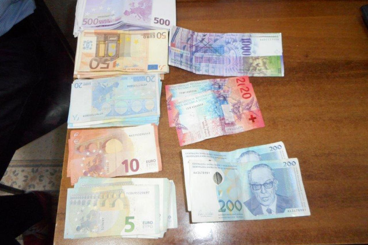 U Zračnoj luci pronađeno 17.970 €, 2.040 švicarskih franaka i 400 KM