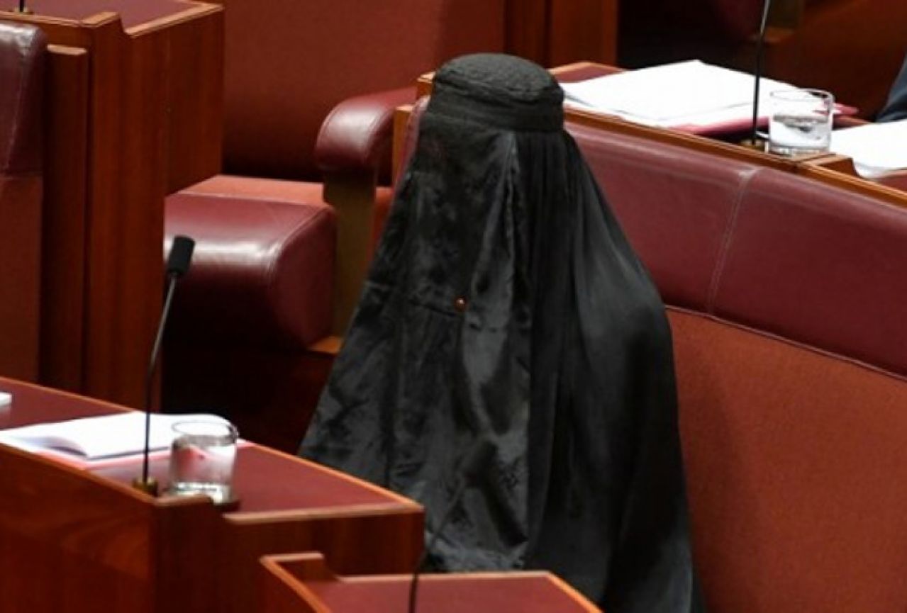 Kako je žena s burkom dospjela u australski parlament?