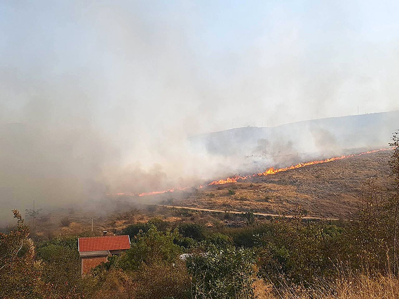 VIDEO | Južno od Mostara: Vatra prijeti kućama