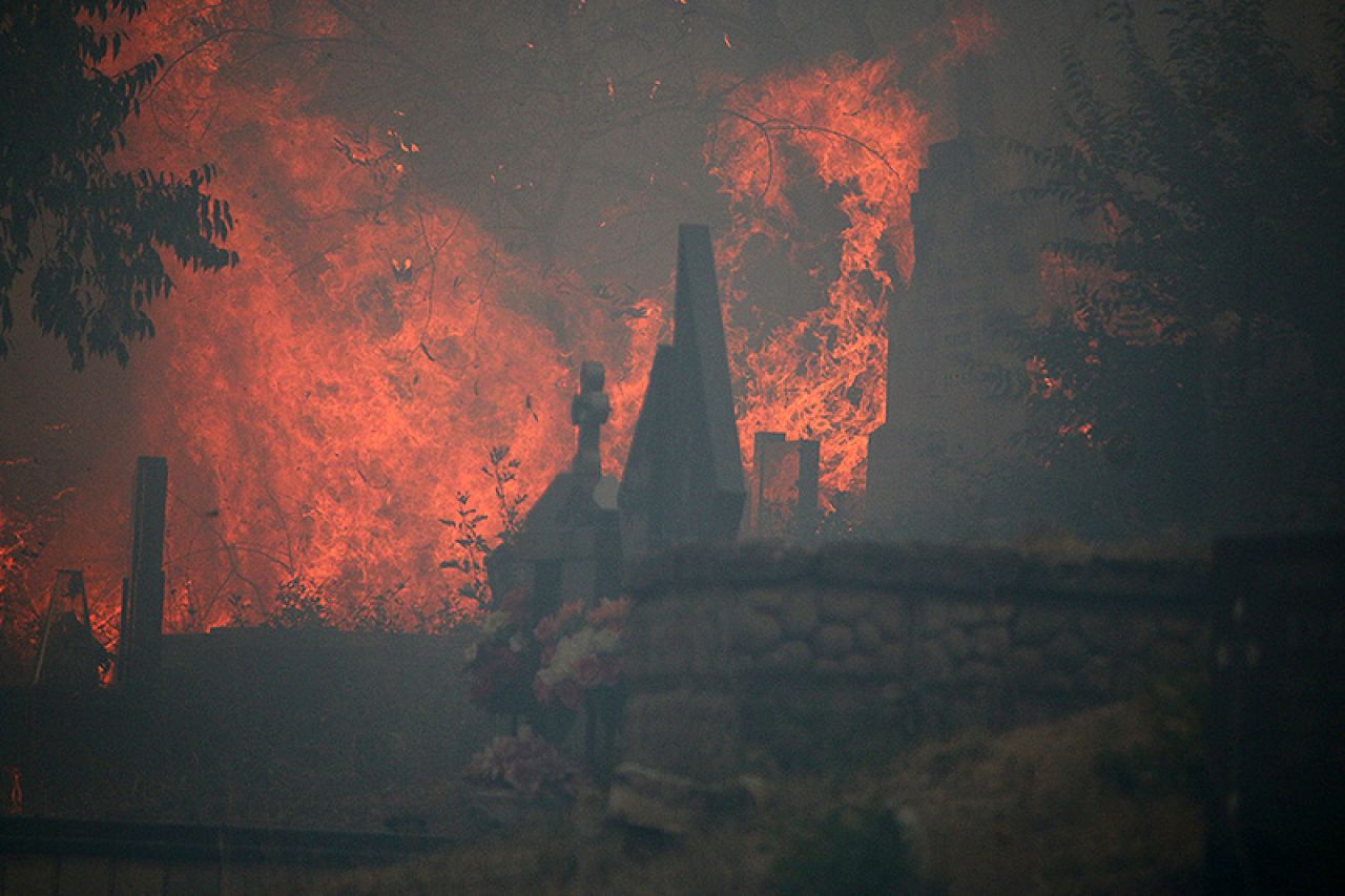 FOTO | Kritično u Hodbini: Mještani i vatrogasci zajedno brane kuće