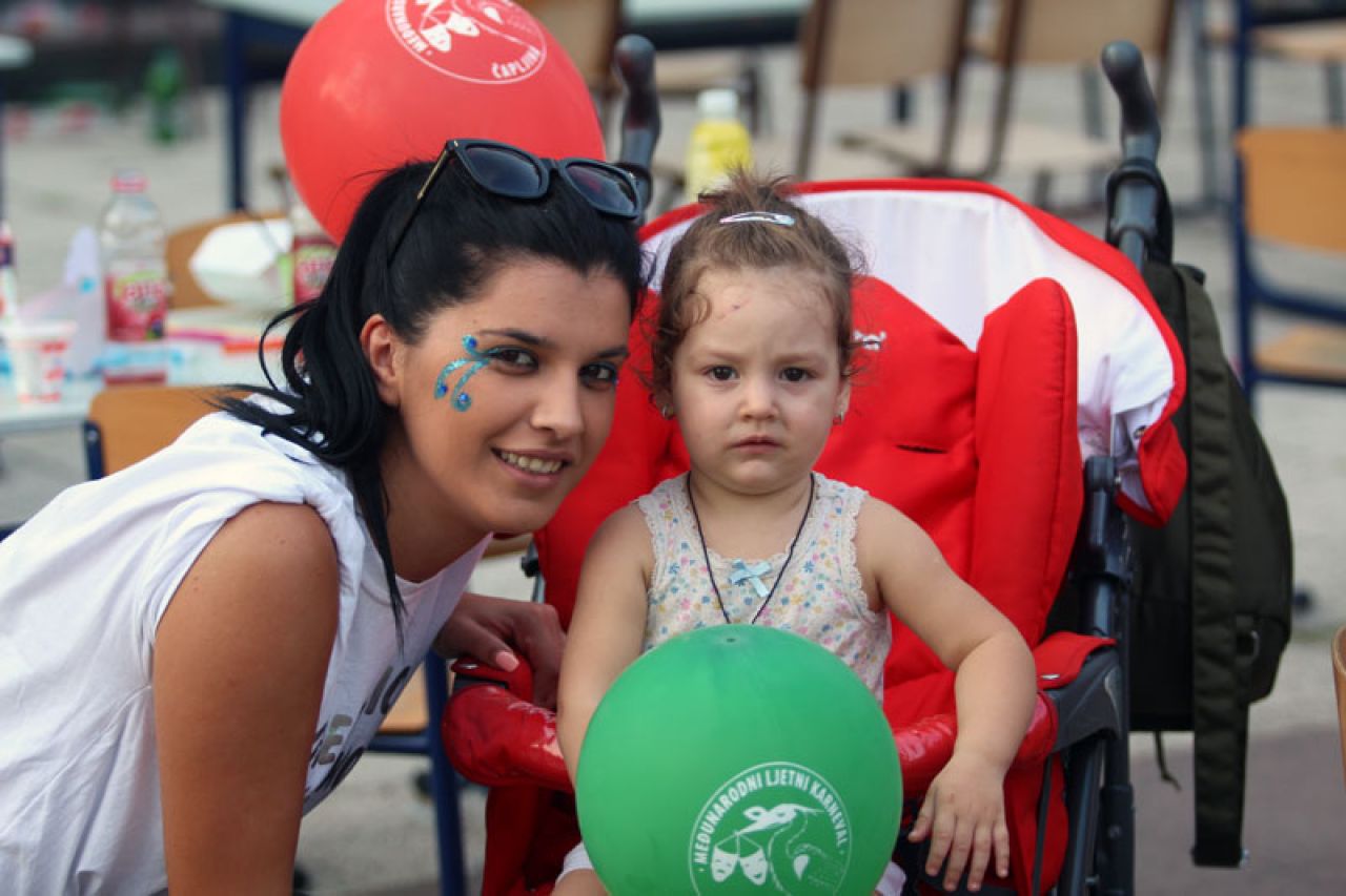 Malim maškarama započeo Međunarodni ljetni karneval u Čapljini