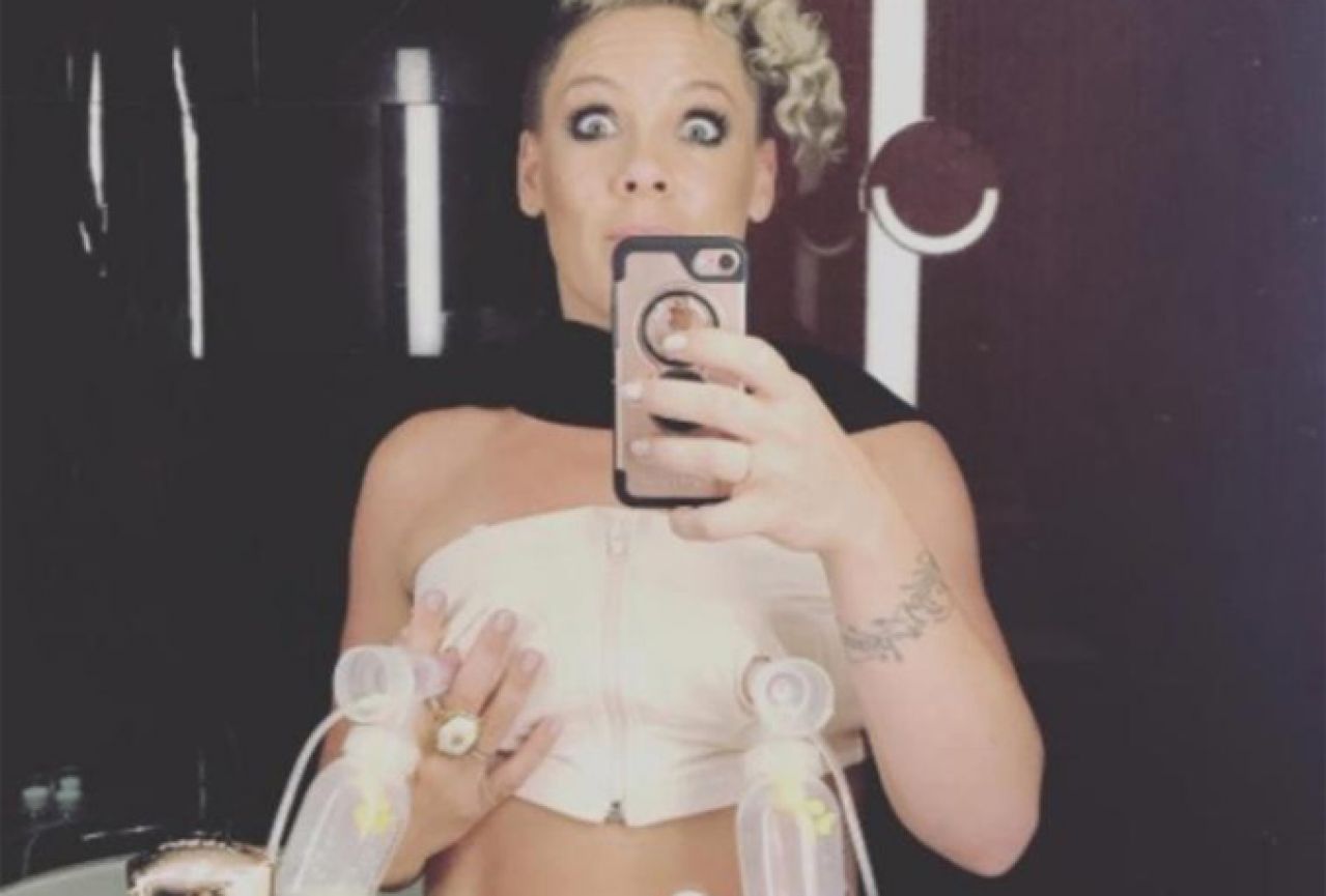 Sve za bebu: Slavna pjevačica na sebi nosi pumpice za mlijeko