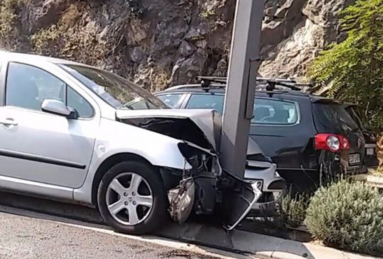 Mostar: Zabila se Peugeotom u rasvjetni stub na Bulevaru