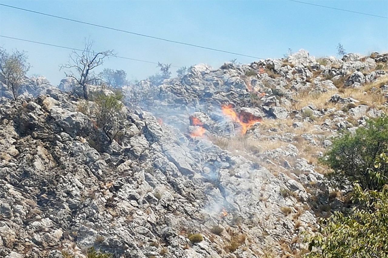 Tri požara južno od Mostara