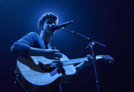 https://storage.bljesak.info/article/209347/450x310/shawn-mendes-gitara.jpg