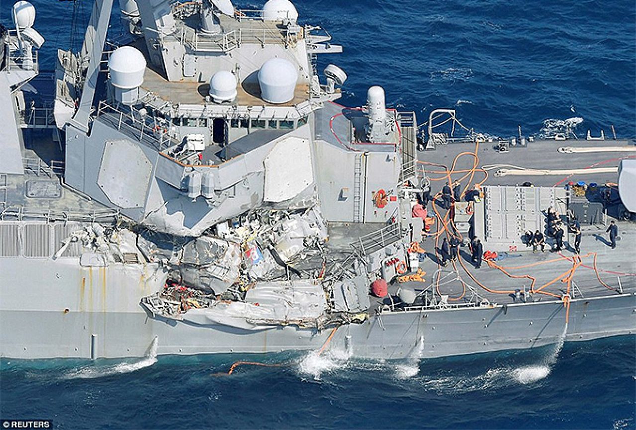  Američki razarač se sudario s tankerom, 10 mornara nestalo
