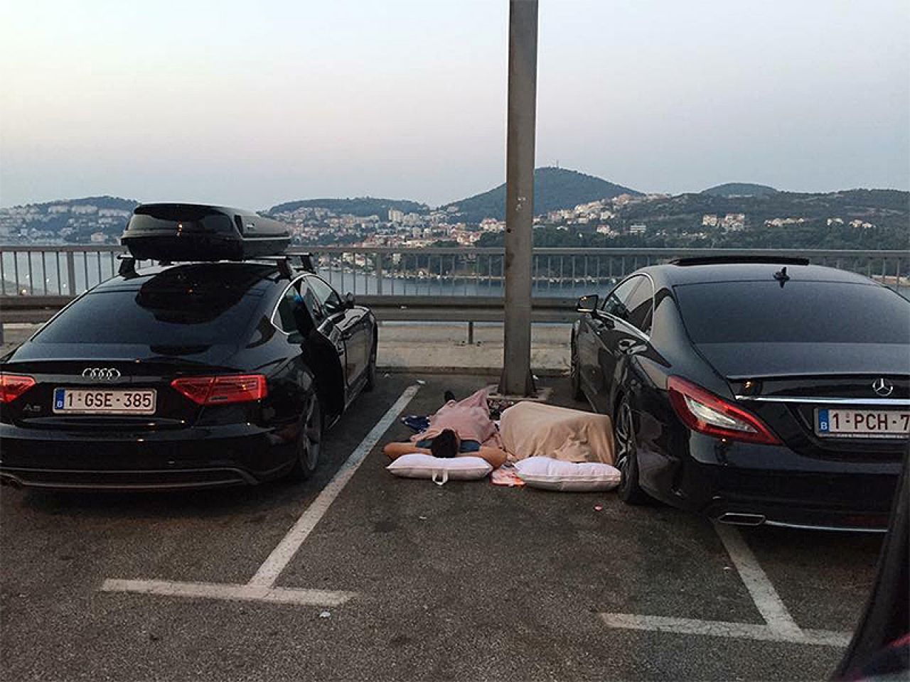 'Elitni turizam' - Parkirali skupocjene automobile i zaspali na pločniku