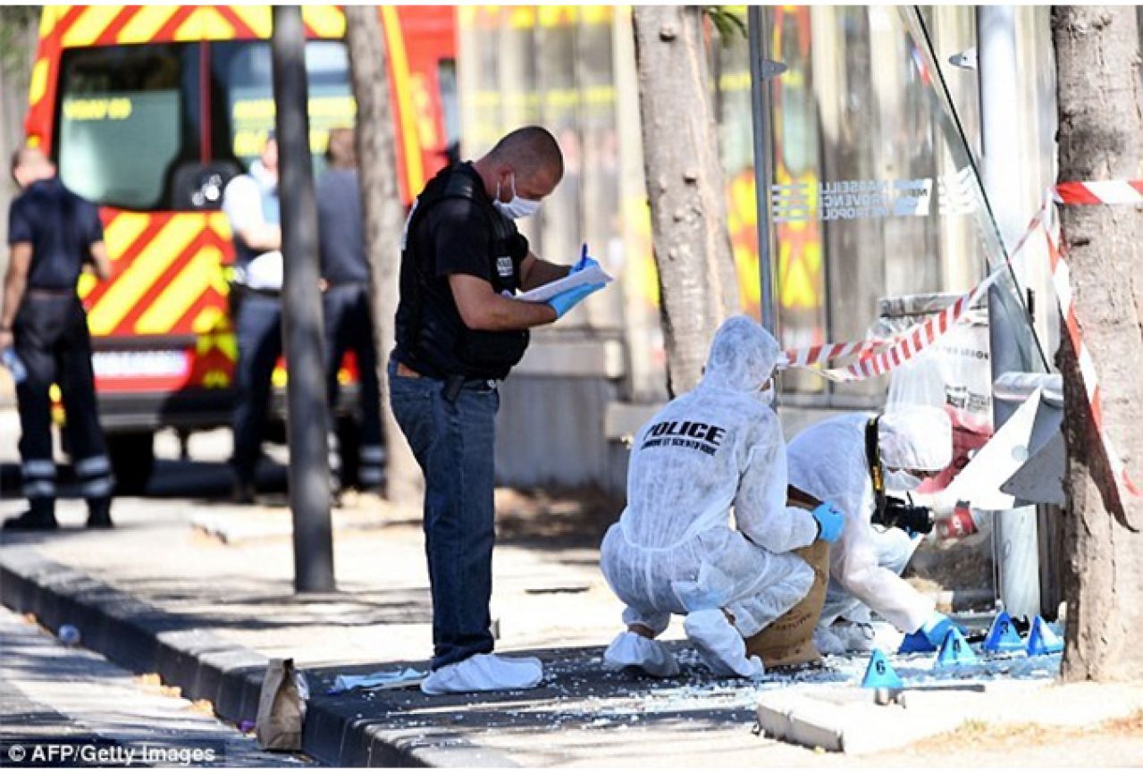 Automobilom se zabio u stajališta autobusa u Marseilleu