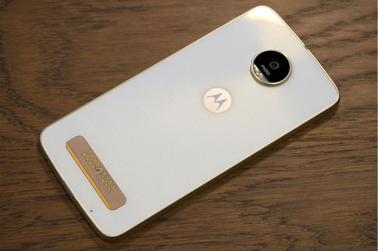 Lenovo isporučio tri milijuna Moto Z smartphonea