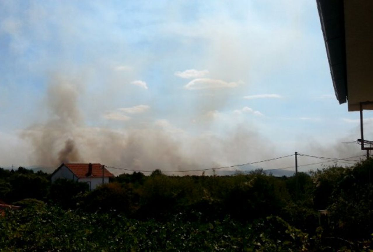 Veliki požar južno od Mostara, vatra prijeti kućama