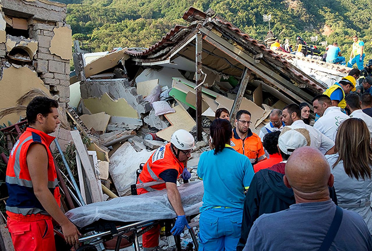Dvoje mrtvih u potresu u Italiji, spasioci pretražuju ruševine