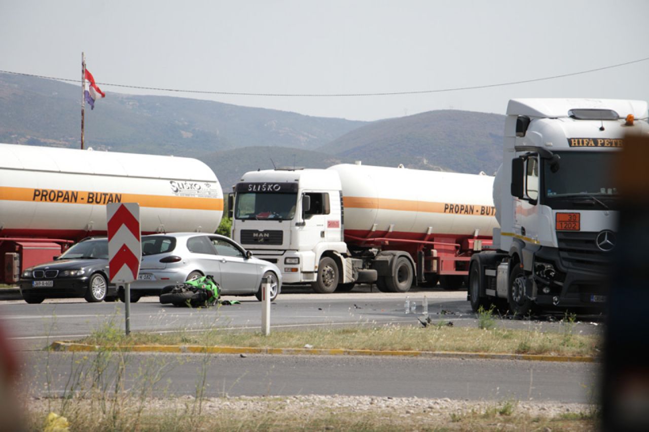 Mostar: Sudar teretnog vozila i motocikla