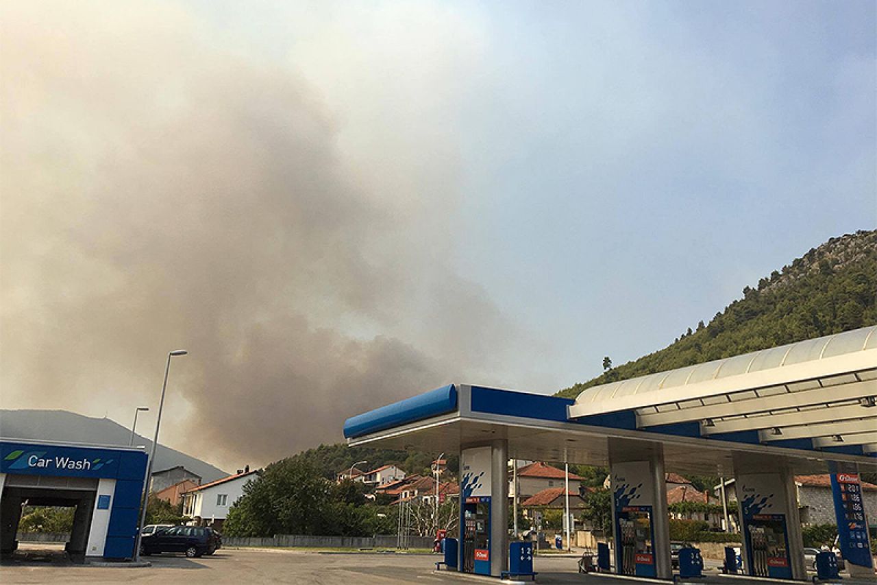 Drama u naselju Modrič kod Čapljine: Vatra nadomak kuća