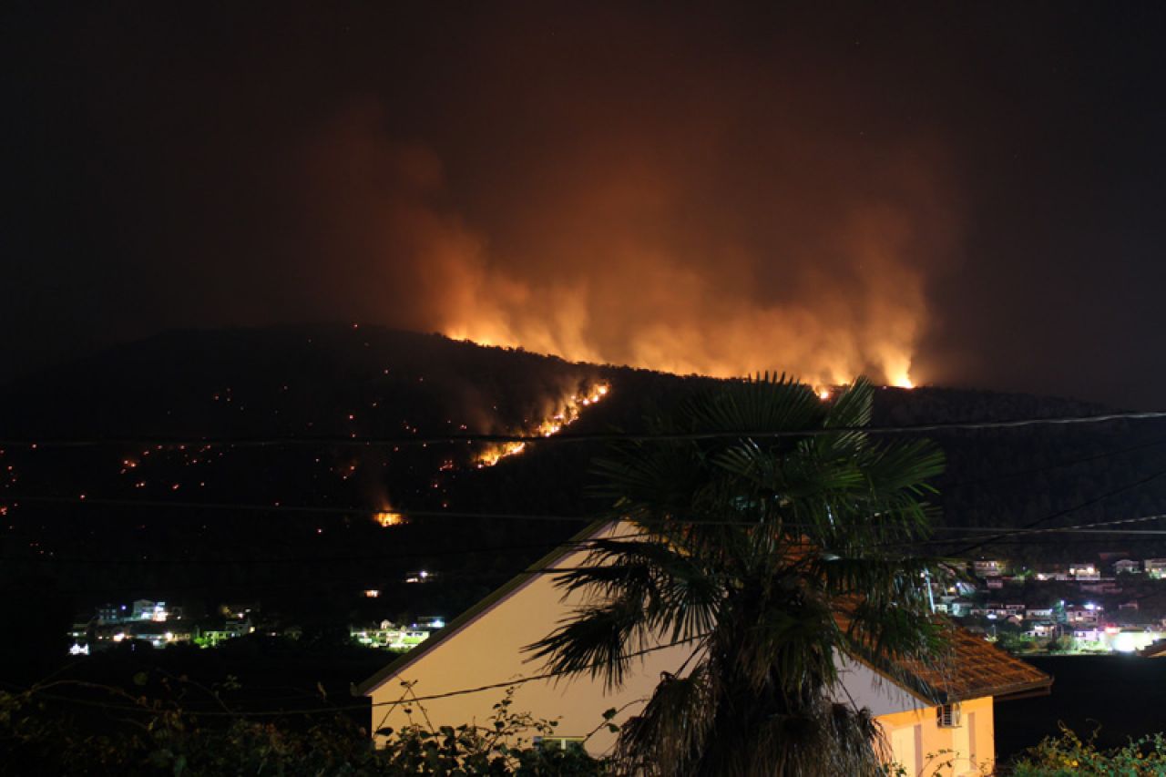 Pred Čapljincima besana noć: Vatra se spušta prema kućama na Gradini