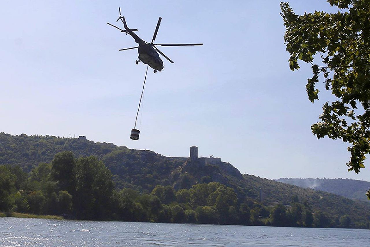 VIDEO | Helikopteri OS BiH gase požare na području Čapljine