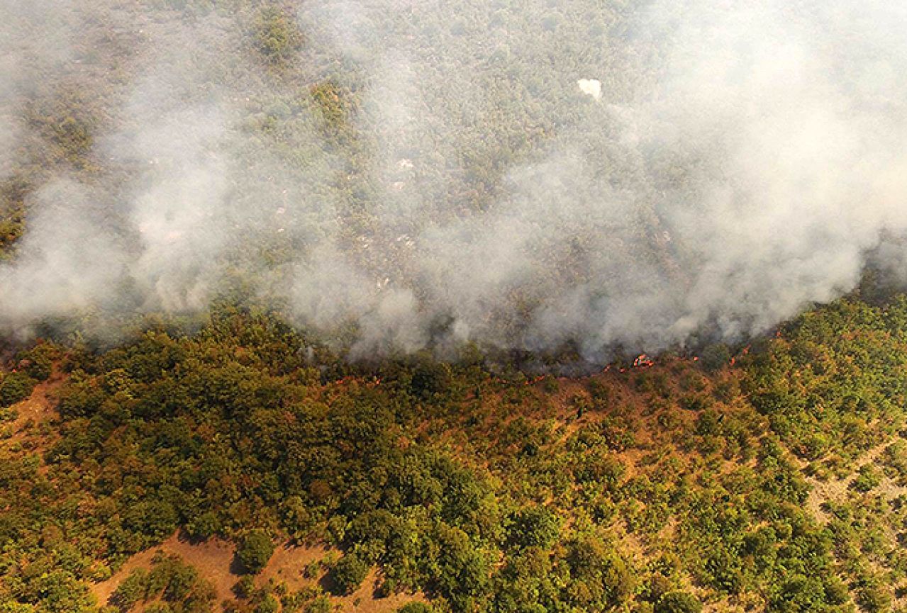Mostar: Aktivan požar na nepristupačnom terenu