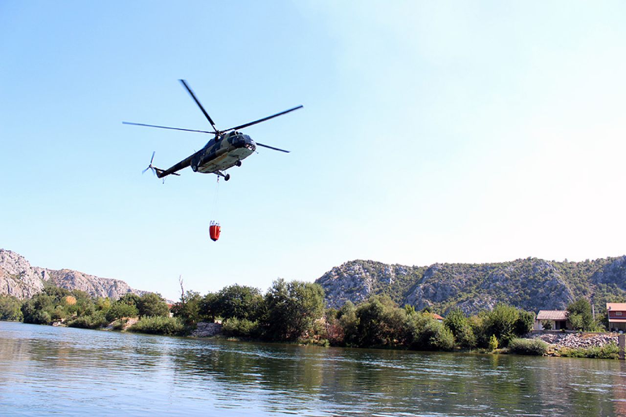 Na požarištu Drežnice - Batačke lazine angažiran helikopter