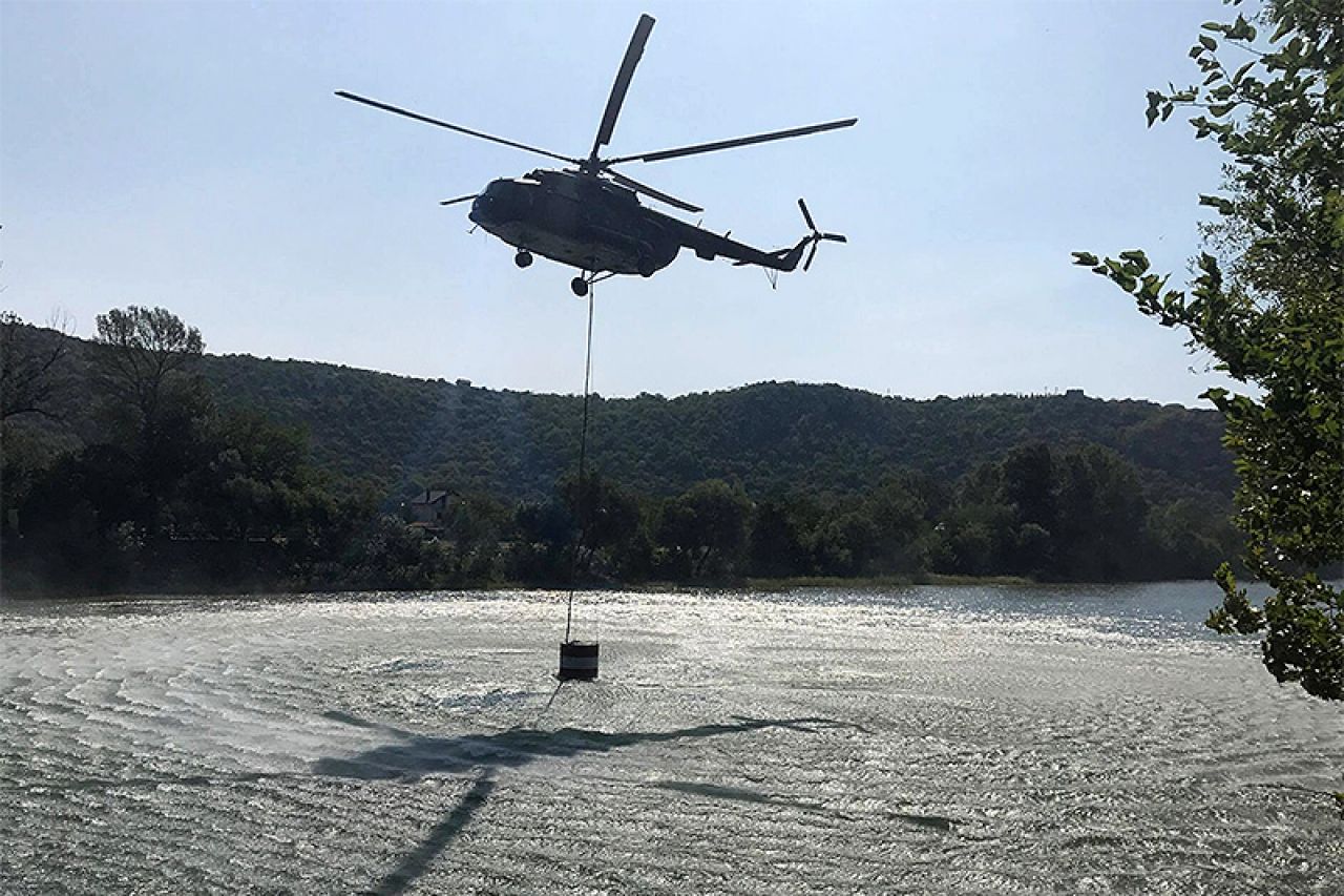 Očekuje se helikopter OS BiH na gašenju požara kod Drvara