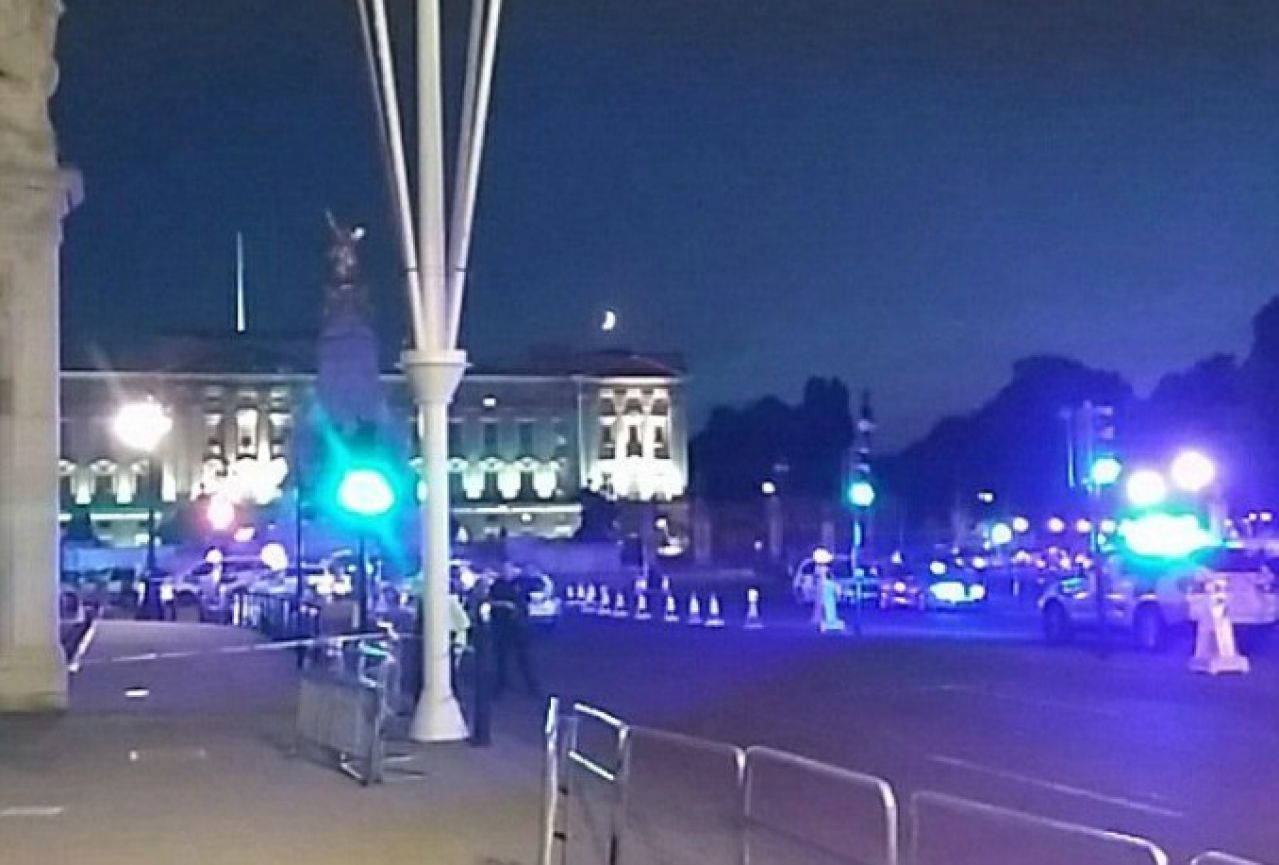 Mačem napao policajca pred Buckinghamskom palačom
