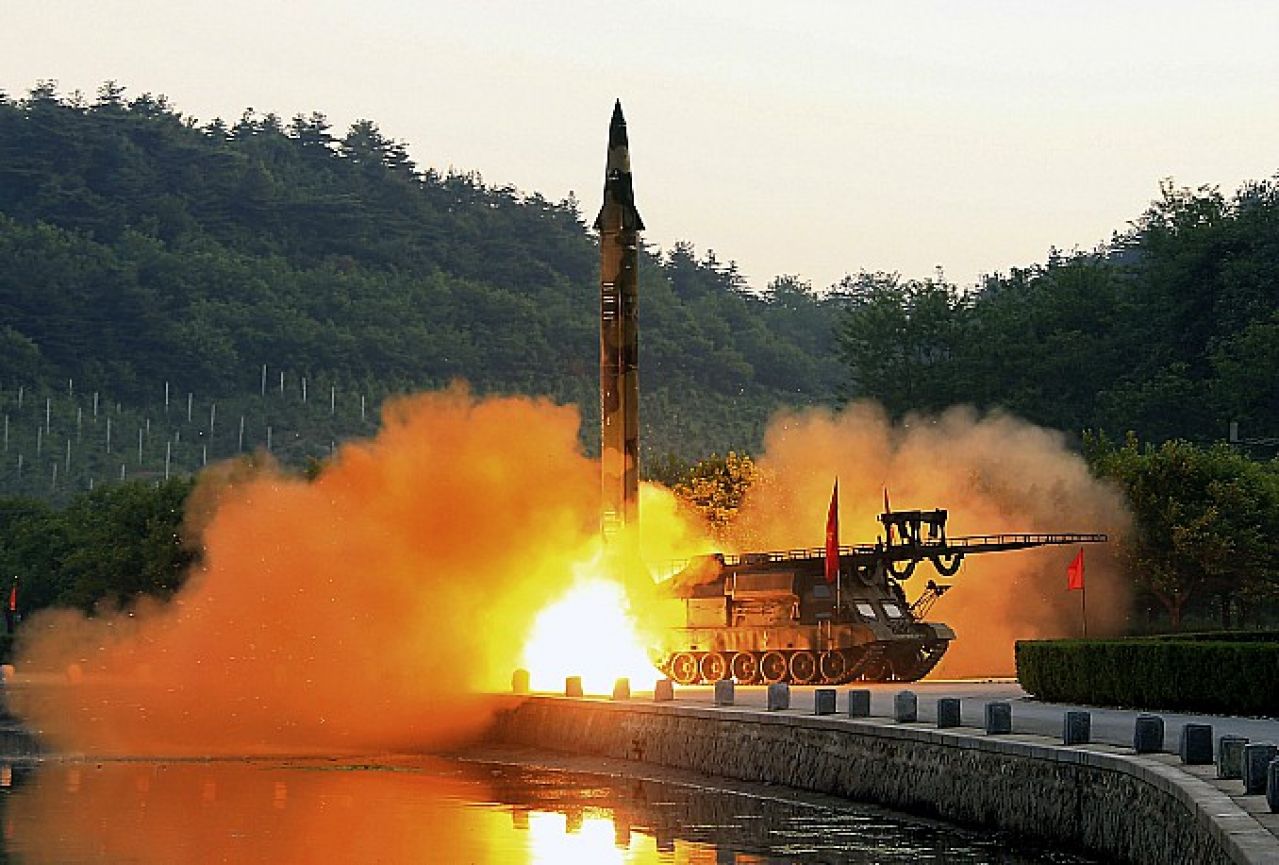 Sjeverna Koreja ispalila tri projektila