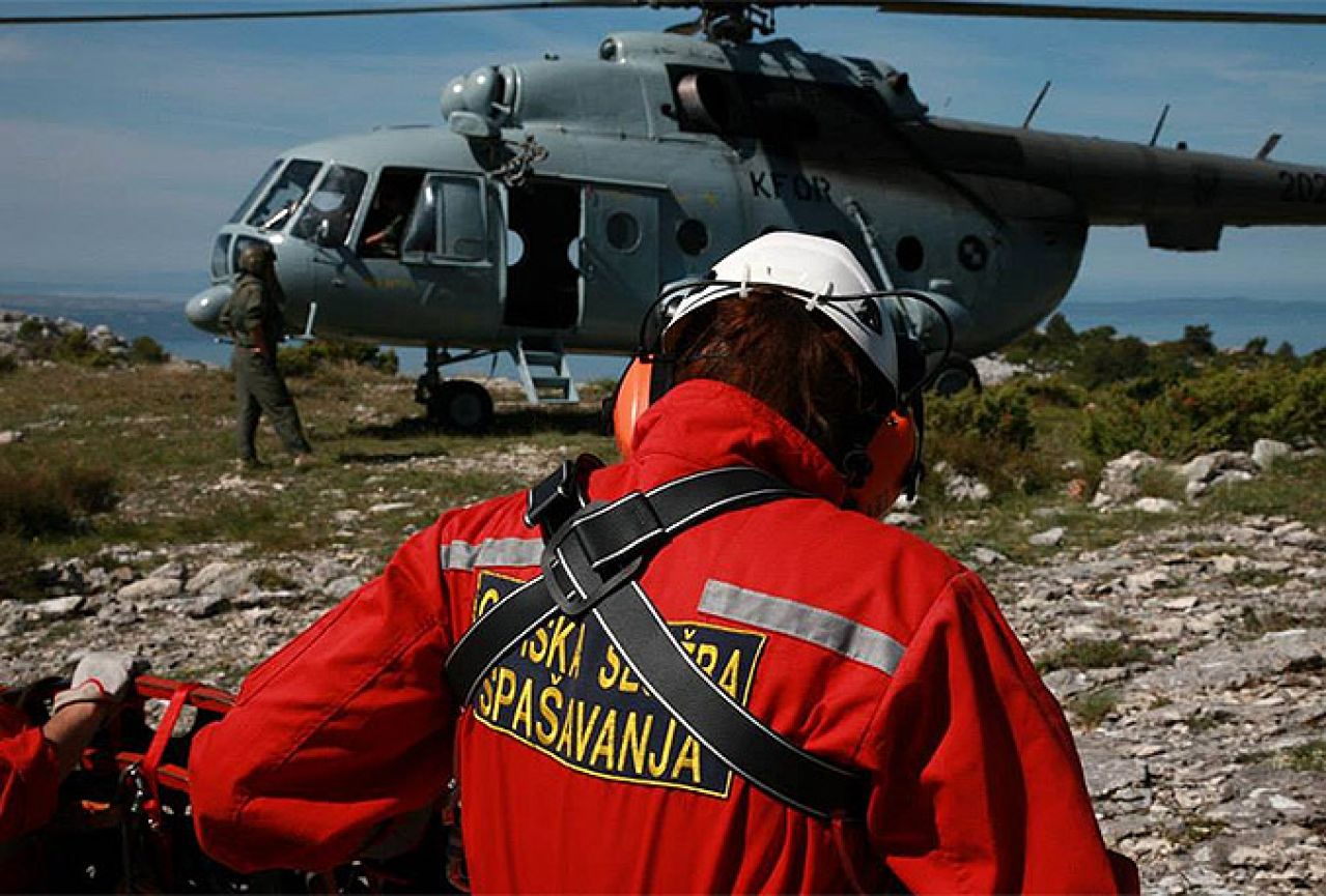 Na Velebit helikopterom stigli vatrogasci iz Rijeke i Splita