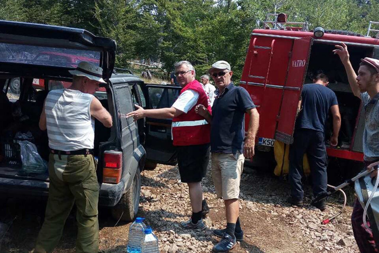 Teška situacija s požarom na Rujištu, traži se pomoć dobrovoljaca