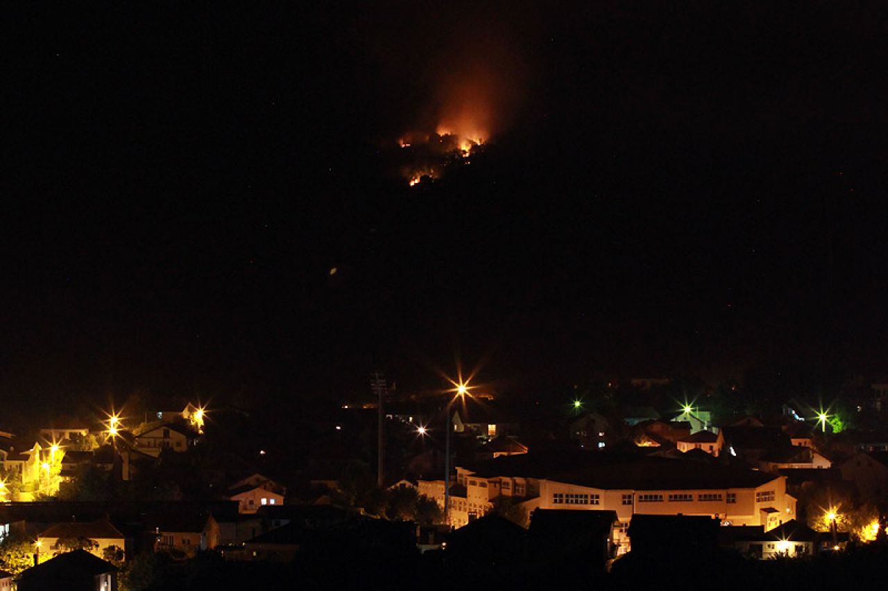 Široki Brijeg: Požar se aktivirao usred noći, dim se nadvio nad gradom