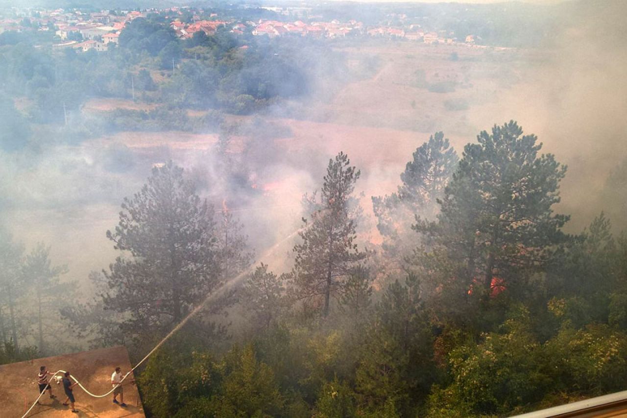 Novi požar u Širokom Brijegu: Gori borova šuma između zgrade i kuća