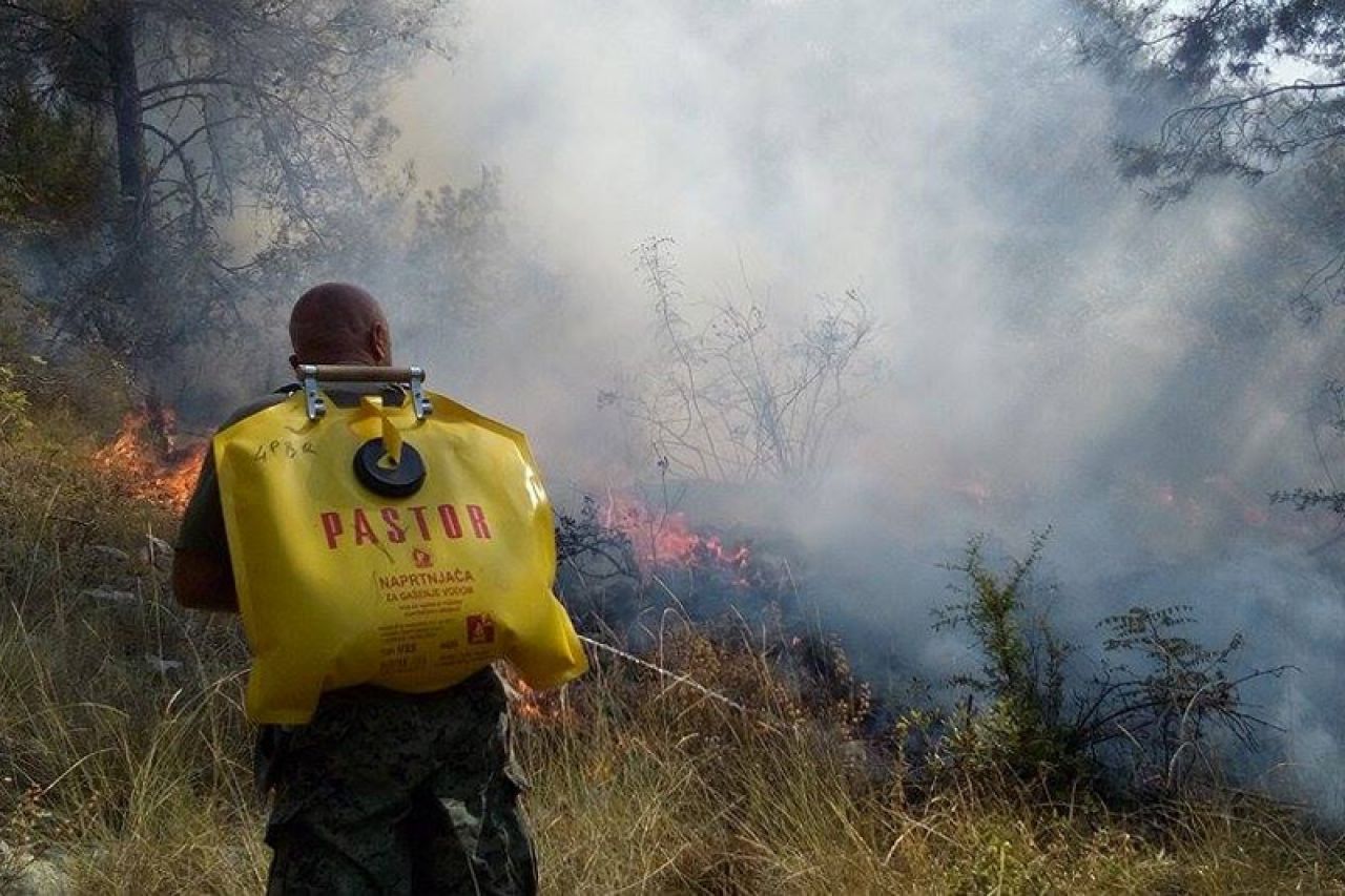 Gori na području Bileće, Trebinja i Gacka: Vatra prijeti selima