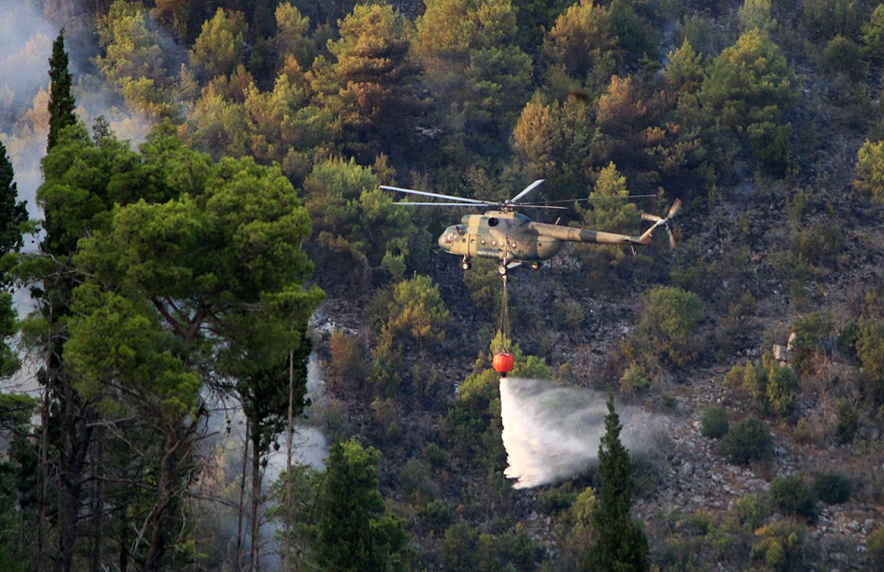Oružane snage BiH nastavljaju gasiti požare u općini Drvar