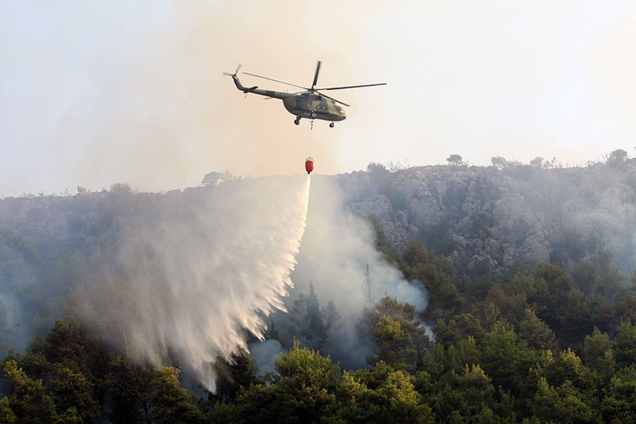 Oružane snage BiH pomažu u gašenju požara u Gacku