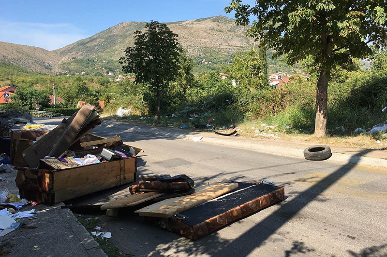 Mostar: Napravljeno smetlište nasred ceste u Ilićima
