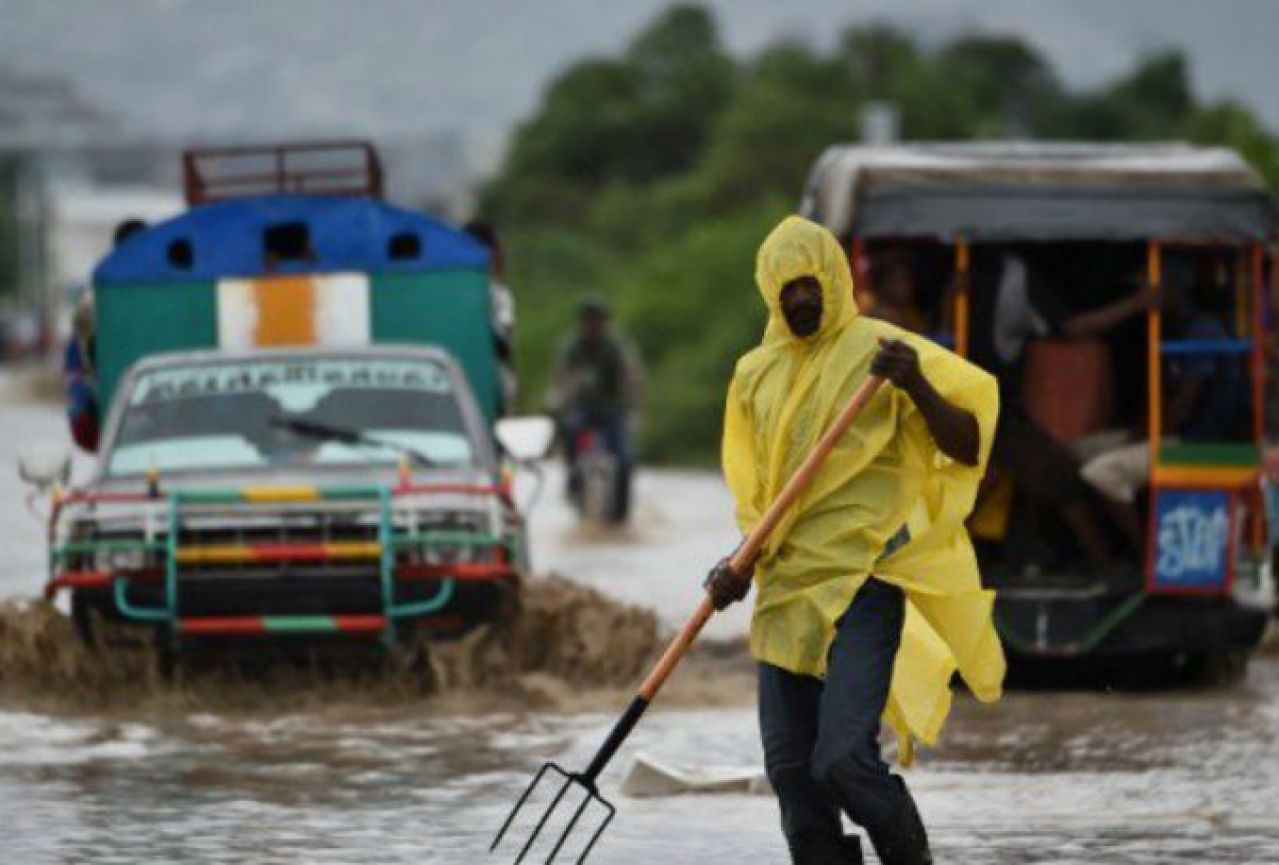  Meksiko i Venezuela pomažu SAD-u u borbi s poplavom