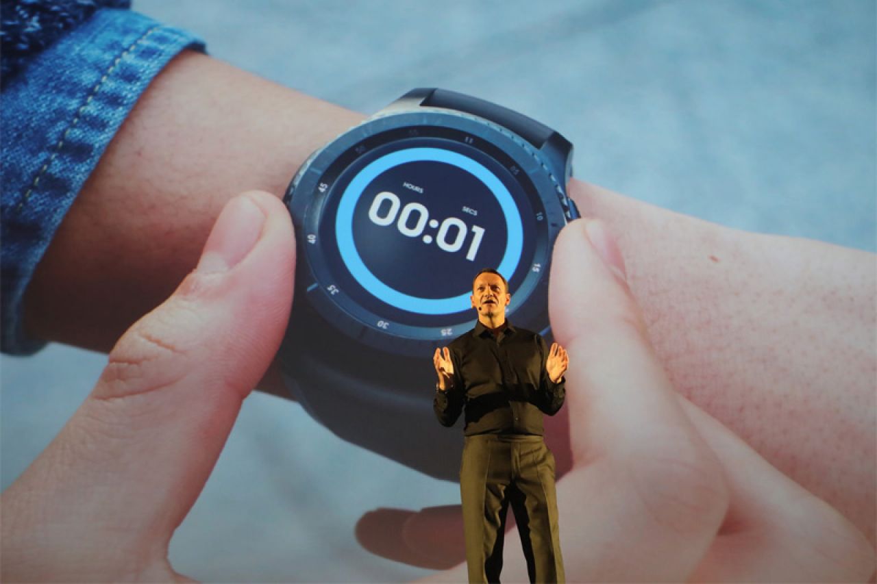 Samsung predstavio pametne nosive uređaje – sat, fitness-narukvicu i slušalice