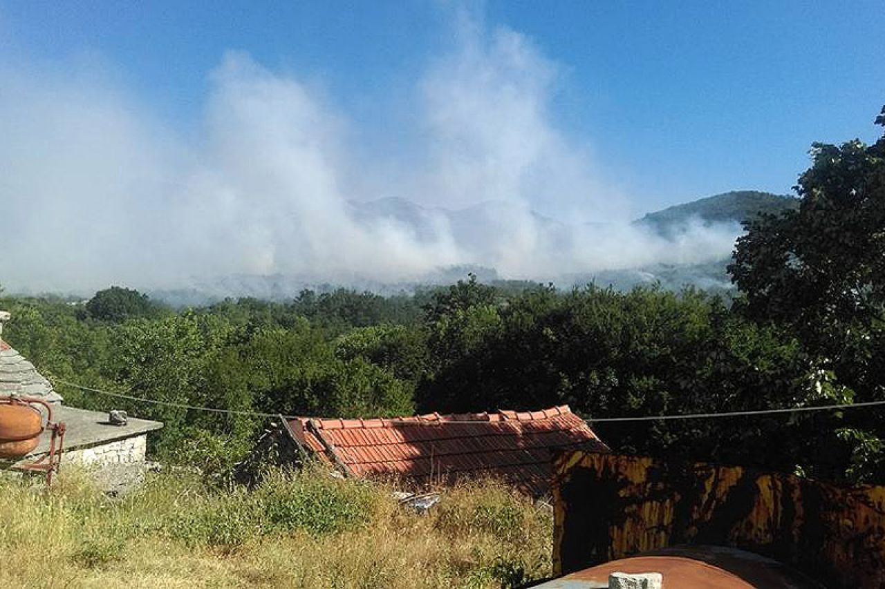 Helikopter OS BiH gasi požar na području Trebinja