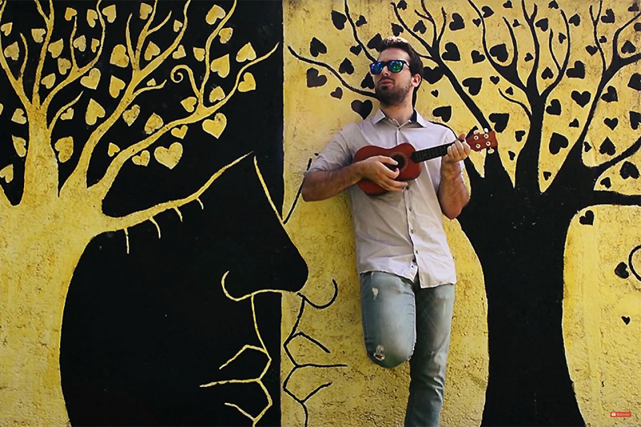 VIDEO | Mladi mostarski pjevač obradio Friday I'm in Love uz ukulele