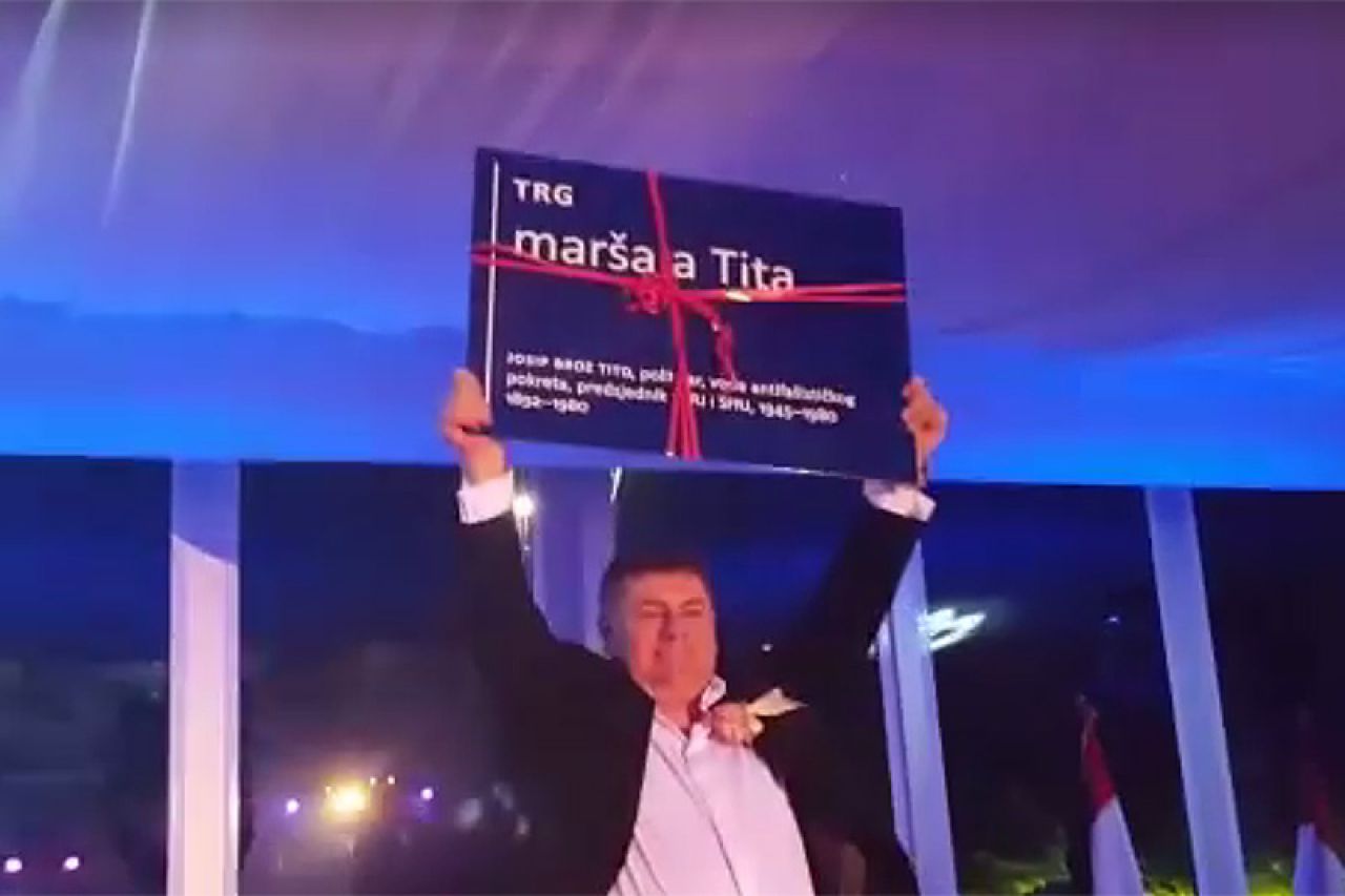 VIDEO | 'Crko maršal, a ja se ženim': Hasanbegović Bujanecu kao poklon uručio ploču Titovog trga
