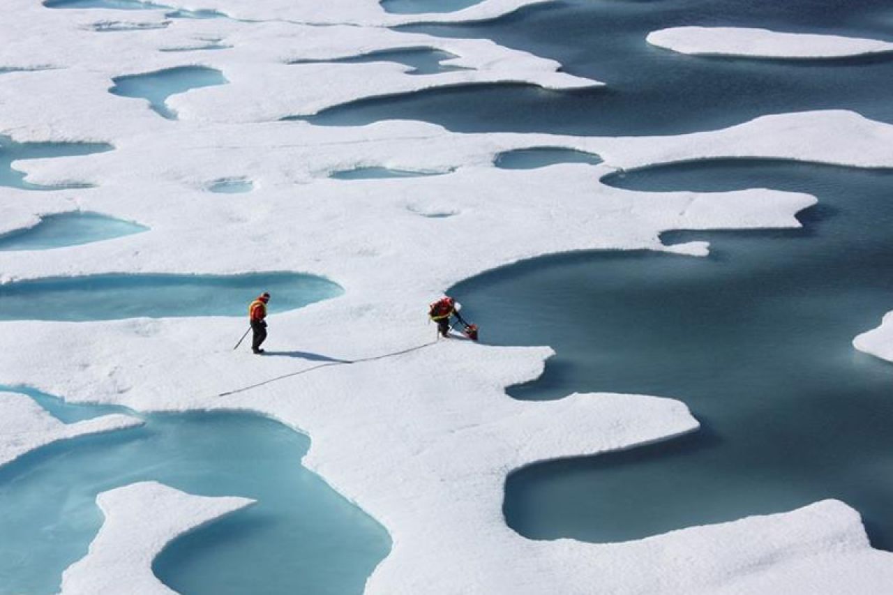 Jedriličar Ivan Burgon već deset dana zaglavljen u ledu na Arktiku