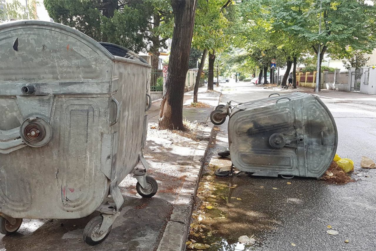 Prevrnuti kontejneri i razbacano smeće u Mostaru čekaju radni dan