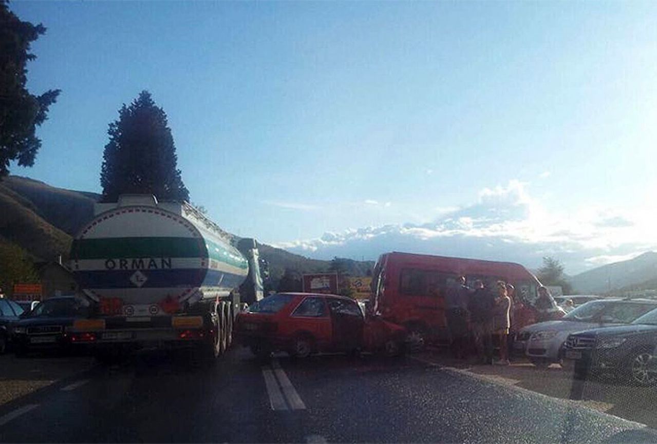 Mostar: Kombi i osobni automobil se sudarili pred stadionom