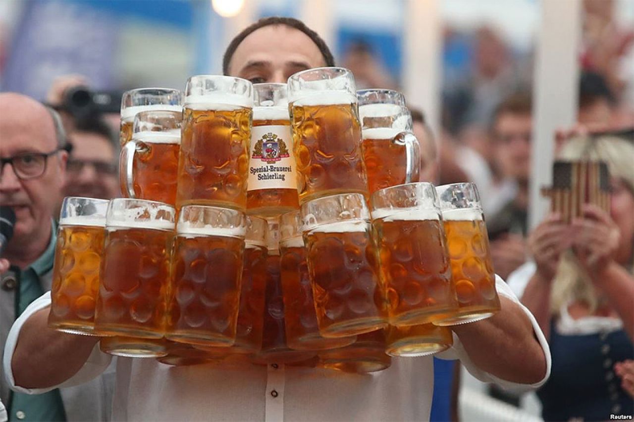 VIDEO | U Njemačkoj postavljen novi svjetski rekord u nošenju krigli piva