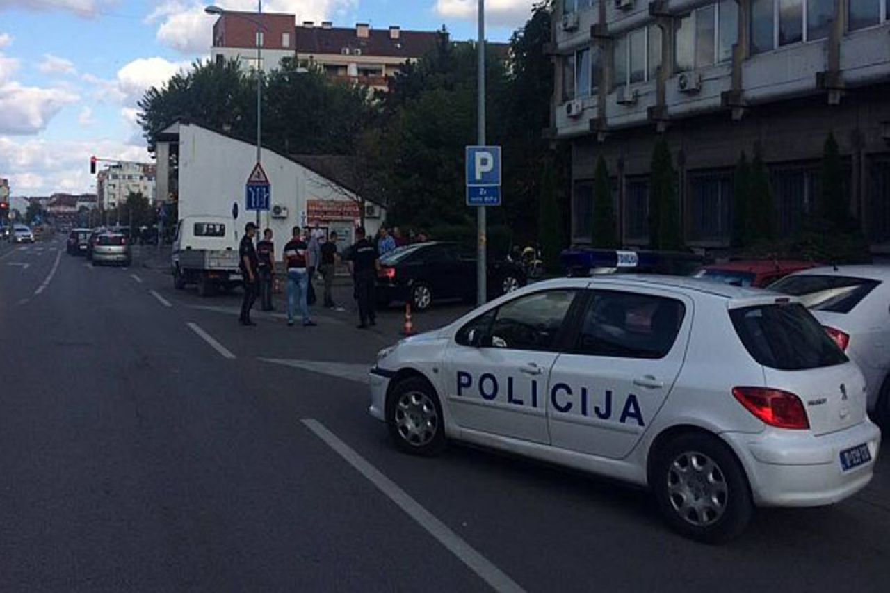 Osuđivani kriminalac 'Tamićem' oštetio službena vozila pa napao policajce