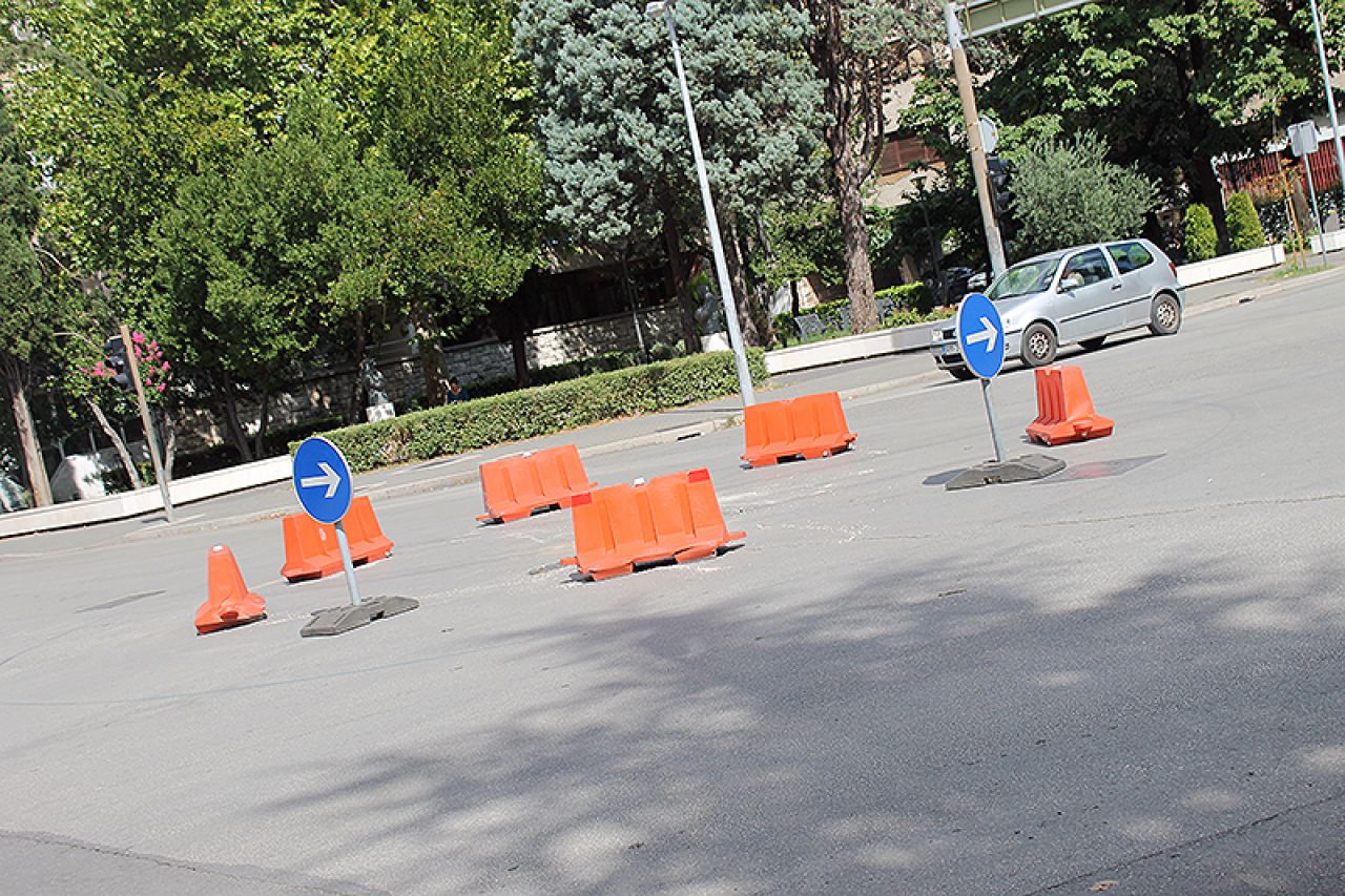 Privremeno, ali smiješno: Isprekidani kružni tok u Mostaru